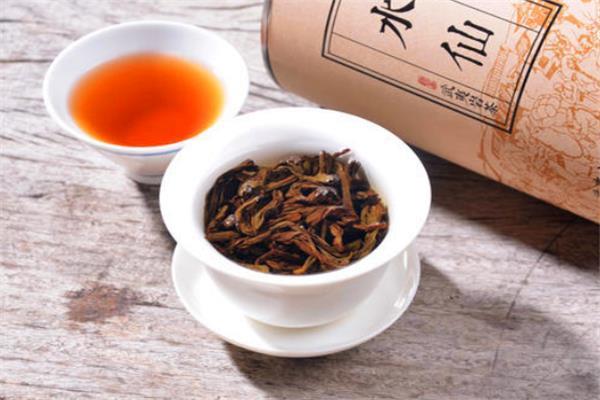重足而立，侧目而视